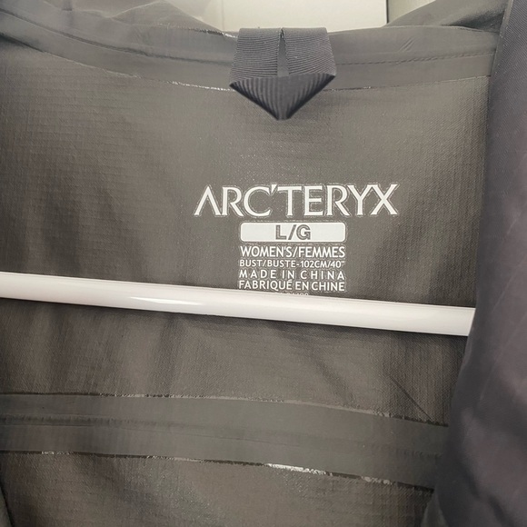 Arc’Teryx Goretex Hiking Jacket - Picture 3 of 3